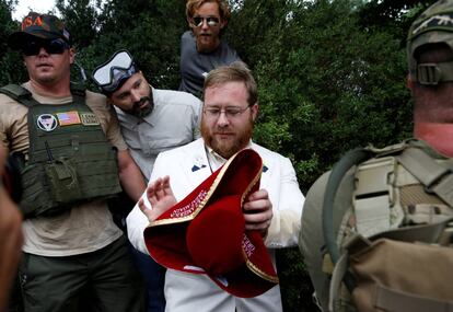 Un blanco supremacista se coloca el sombrero después de haber tenido un altercado con otro manifestante.