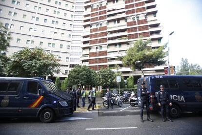 Agentes del CNP custodian el domicilio del expresidente de la Generalitatat, Jordi Pujol, en la Ronda General Mitre en Barcelona.