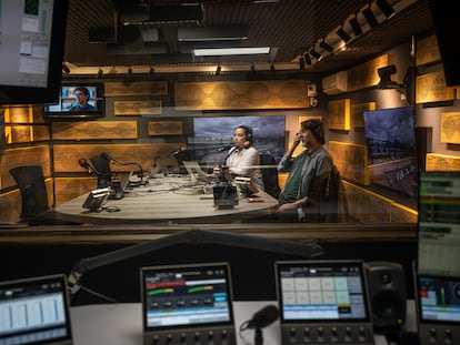 Locutores en una sala de transmisión de Radio Nacional en Bogotá, en julio de 2023.