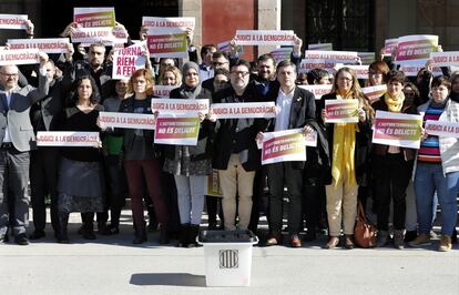 Diputados de las fuerzas soberanistas -JxCat, ERC, Catalunya en Comú Podem y la CUP- y trabajadores del Parlament han escenificado este martes su apoyo a los líderes independentistas procesados con un paro frente a las puertas de la cámara catalana el día que ha comenzado el juicio en el Supremo. 