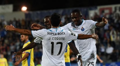 Abubakar felicita a Corona por su segundo gol.