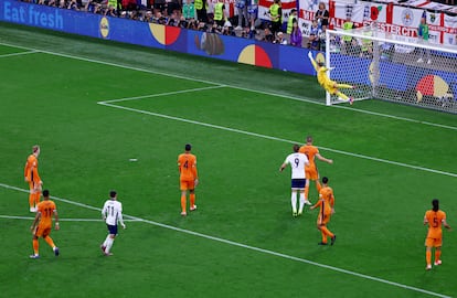 Phil Foden dispara a puerta durante la primera parte.