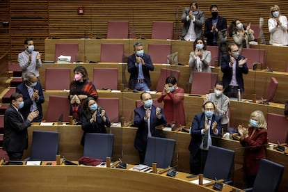 El grupo parlamentario socialista aplaude durante el pleno de Les Corts Valencianes donde se han aprobado los Presupuestos de la Generalitat para 2021.