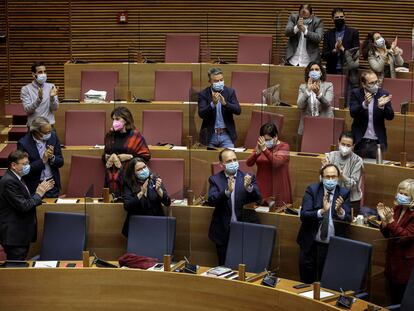 El grupo parlamentario socialista aplaude durante el pleno de Les Corts Valencianes donde se han aprobado los Presupuestos de la Generalitat para 2021.