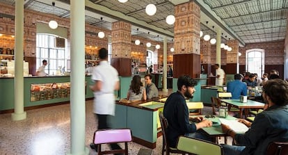 Bar Luce de la Fundaci&oacute;n Prada, dise&ntilde;ado por el director Wes Anderson.