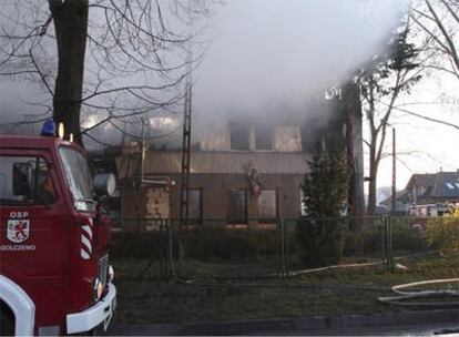 Los bomberos han acudido al albergue tras declararse el fuego.