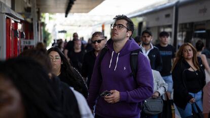 Personal de información de Renfe atiende a los pasajeros de Rodalies afectados por la avería a causa de un robo de cobre en una imagen de archivo. [ALBERT GARCIA] EL PAIS