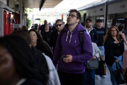 Pasajeros de Rodalies afectados por la avería del servicio a su paso por Barcelona, este lunes.