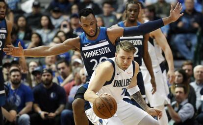 Doncic, con Okogie en un Dallas-Minnesota.