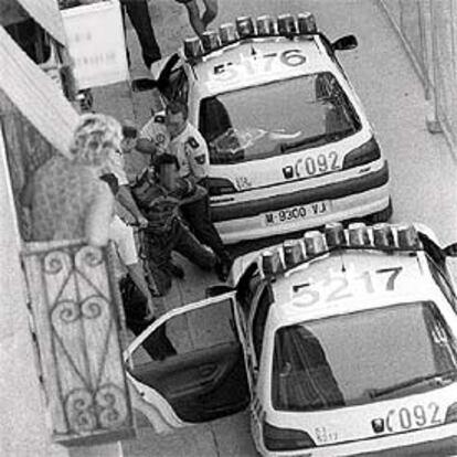 La policía detiene a un sospechoso en una calle de Madrid.
