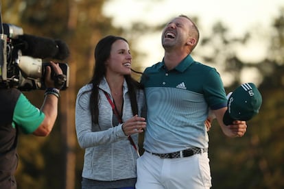 Sergio García y su novia Angela Akins, después de ganar el Trofeo de Masters de Augusta.