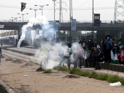 Los manifestantes lanzan botes de gas lacrimógeno lanzados por la policía este sábado en Lagos.