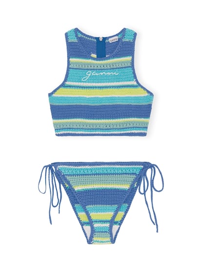 En el catálogo de Ganni se cuela este biquini de inspiración surfera y con estampado de rayas multicolor en tonos azules. 260 €
