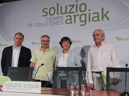 De izquierda a derecha, Mikel Santiago, Xabier Olano, Laura Mintegi y Sabin Kortabitarte, esta mañana en Bilbao