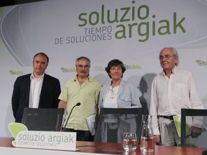 De izquierda a derecha, Mikel Santiago, Xabier Olano, Laura Mintegi y Sabin Kortabitarte, esta mañana en Bilbao