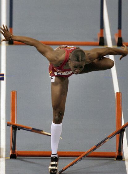 La hispano-nigeriana Josephine Onyia tropieza en la última valla y pierde una medalla segura.