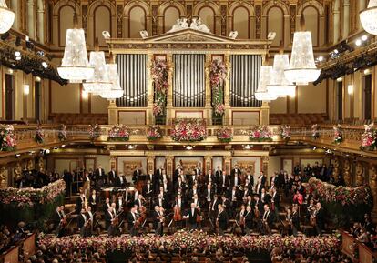 VIENA (AUSTRIA), 01/01/2022.- La Orquesta Filarmónica de Viena, bajo la batuta del maestro argentino-español-israelí Daniel Barenboim, ofrece en la Sala Dorada de la Musikverein de Viena el tradicional Concierto de Año Nuevo 2022, este sábado.
