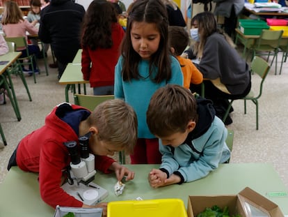 Varios niños asisten a clase, en el primer día sin mascarilla, en las aulas del CEIP Mario Benedetti de Madrid.