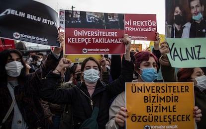 Estudiantes turcos se manifiestan en Estambul el pasado día 6 contra la imposición de un nuevo rector en la Universidad del Bósforo.