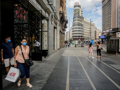 Varias personas salen de una tienda de H&M en Gran Vía.