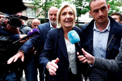 Marine Le Pen, rodeada por periodistas a su llegada a la sede del partido en París, este lunes.
