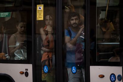 Un autobús de la línea D20 de Barcelona lleno de usuarios circula por Pla de Palau este martes.