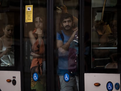 Un autobús de la línea D20 de Barcelona lleno de usuarios circula por Pla de Palau este martes.