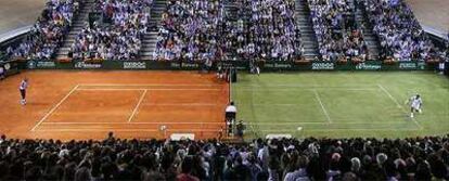 Federer, a la derecha, devuelve desde el lado de la pista de césped un golpe de Nadal.