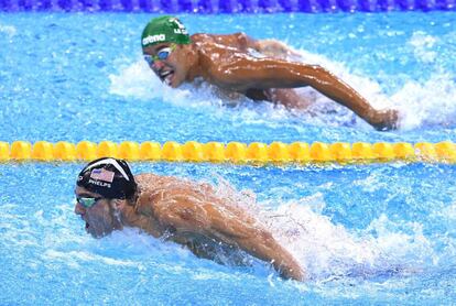 El estadounidense Michael Phelps (parte inferior) lidera la prueba de mariposa 200 metros.