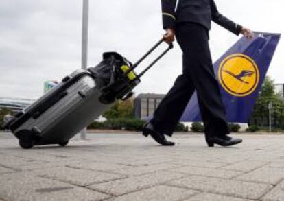 Una azafata de la compañía alemana Lufthansa vuelve al trabajo tras una protesta la pasada semana frente a la sede de la empresa en el aeropuerto internacional de Fráncfort, en Alemania.