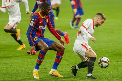 Dembélé y Papu, en una acción del partido.