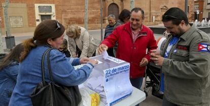 Vecinos de Alcazar de San Juan durante la votación.