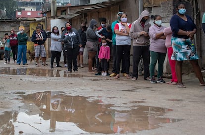 Fila à espera de atendimento do Médicos Sem Fronteiras em São Bernardo do Campo, na grande São Paulo, nesta quarta-feira.