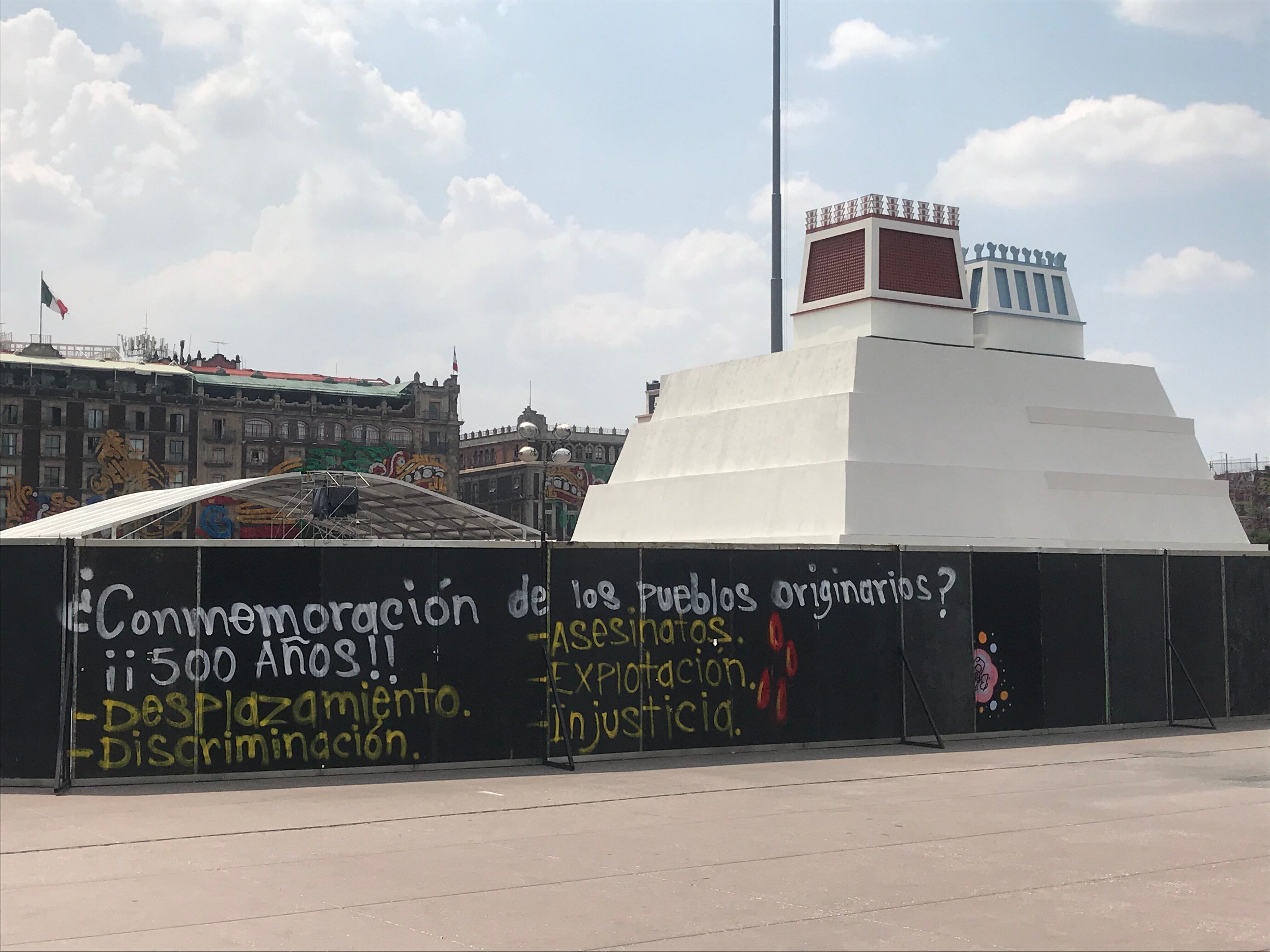 Pintadas en las vallas que protegen la maqueta del Templo Mayor en el Zócalo.