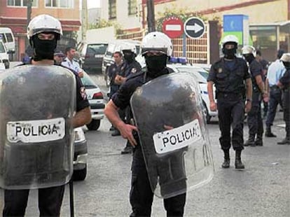 Policías antidisturbios, durante una actuación en el barrio de El Príncipe en septiembre de 2002.