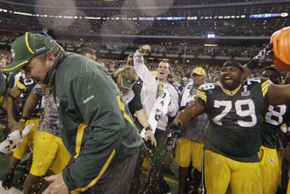 Mike McCarty, entrenador de los Packers, recibe una ducha de Gatorade de sus jugadores tras proclamarse vencedores de la Super Bowl
