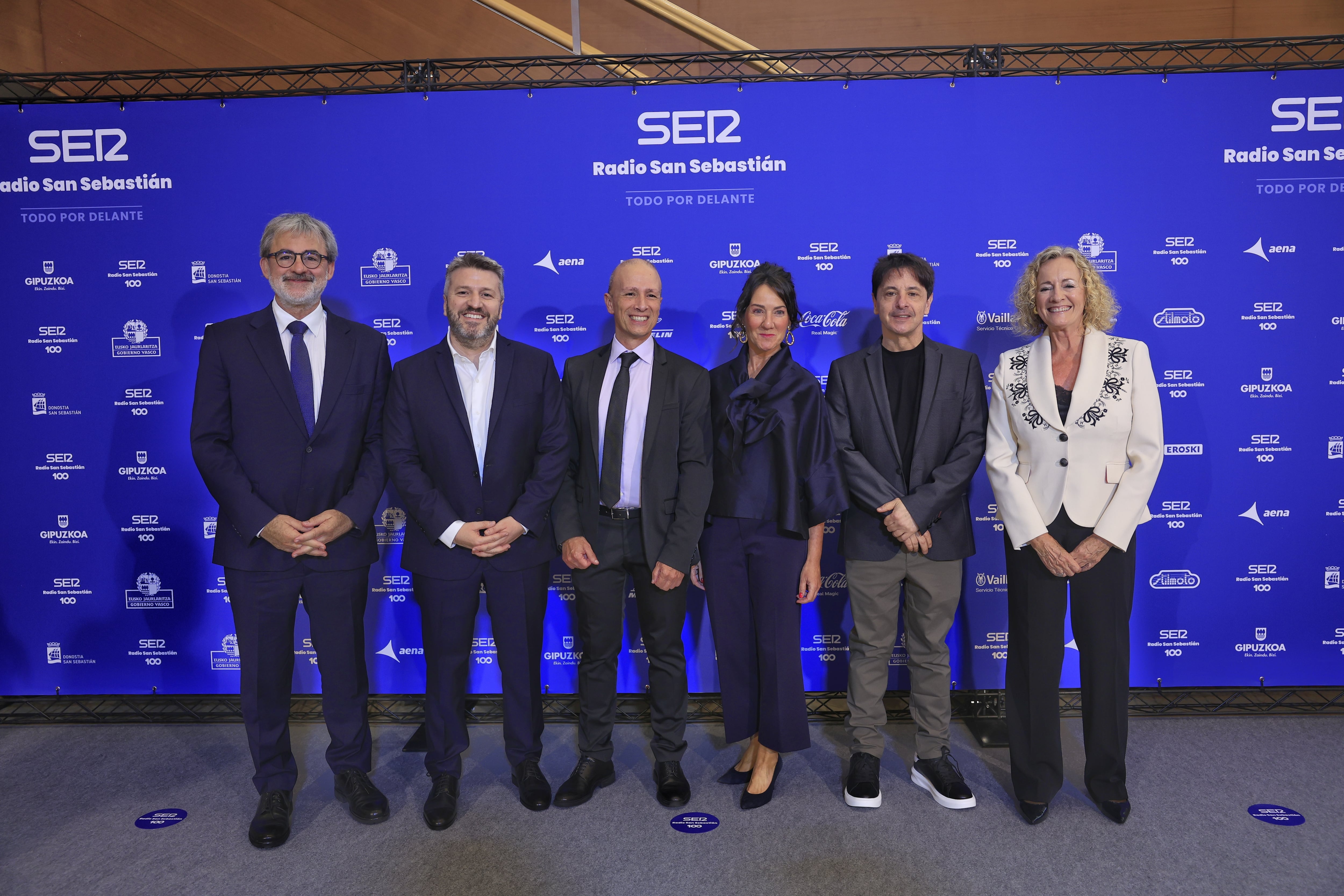 Desde la izquierda, Jaume Serra, director general de Radio y Negocio Audiovisual de Prisa Media; Aimar Bretos, Óscar Téllez (director de Radio San Sebastián), Aloña Velasco (conductora de A Vivir que son dos días Euskadi, Juan Carlos Ortega y Begoña Marañón (directora de SER Euskadi).