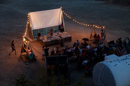 Un equipo formado por vecinos del barrio, arquitectos, artistas y asociaciones creó Cinema Usera: una infraestructura temporal situada en un descampado abandonado que acogió una programación cultural de distintos formatos. Durante los meses de verano se proyectaron películas y documentales, se realizaron conciertos, talleres de danza y fotografía.