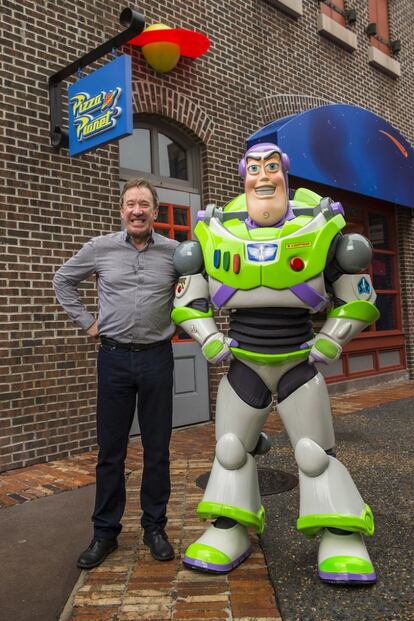El actor Tim Allen emulando la pose del personaje de 'Toy Story' Buzz Lightyear, en diciembre de 2014.