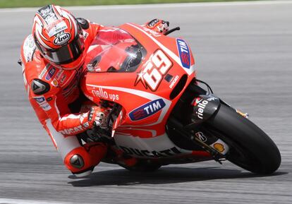 El piloto estadounidense Nicky Hayden realiza el entrenamiento con su Ducati.