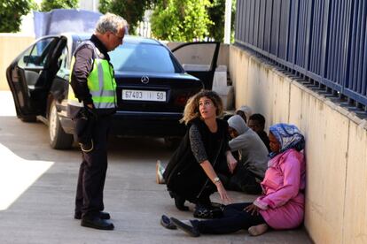 Una interprete intenta hablar con una mujer subsahariana que iba oculta en un vehículo para pasar la frontera española.