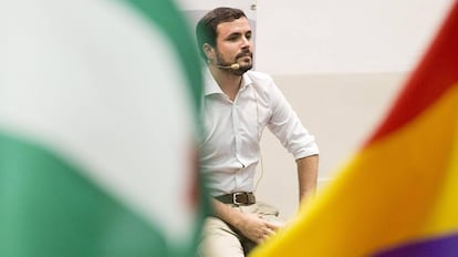 Garzón, entre una bandera andaluza y otra republicana, en el mitin de este domingo en Sevilla.