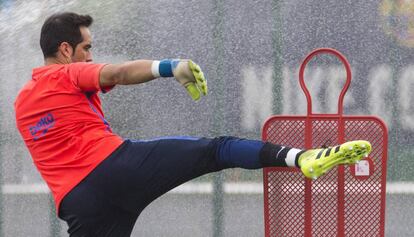 Bravo, durante un entrenamiento del Barcelona. 