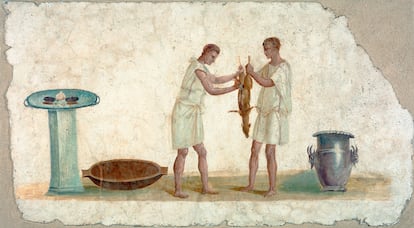 Fragmento de un fresco romano del siglo II, conservado en el museo Getty de California, que muestra a dos esclavos destripando un animal.