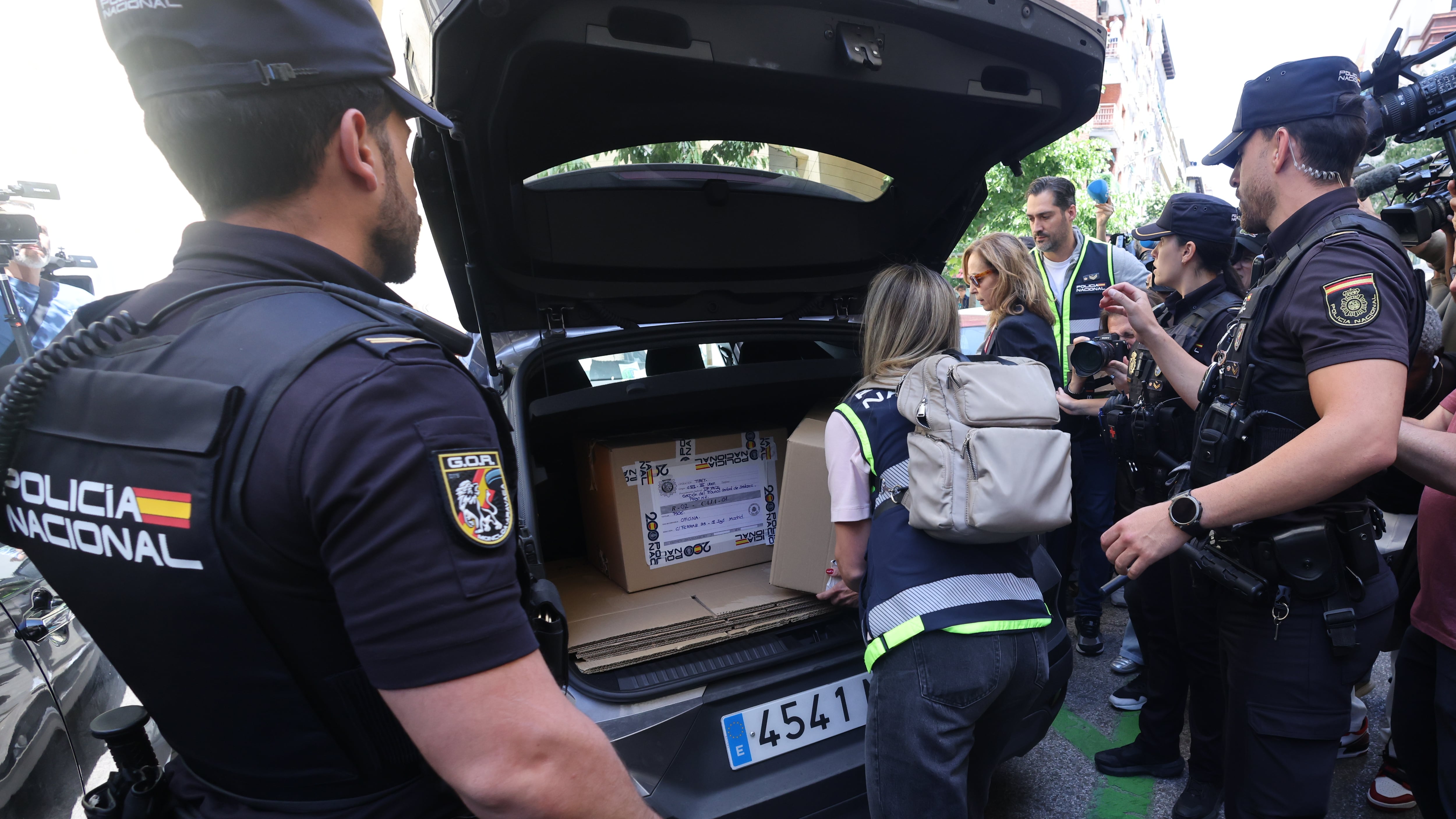Agentes de la policía registran en la calle Ferraz, donde se encuentra la oficina del expresidente del Gobierno, José Luis Rodríguez Zapatero.
