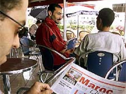 Un marroquí lee un periódico durante la crisis de Perejil.