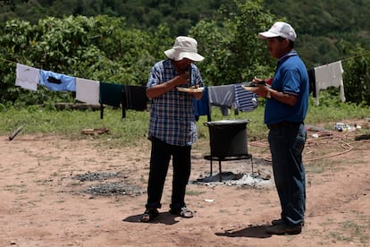 Pobladores del estado sureño mexicano de Chiapas comen en una escuela donde encontraron refugio en la comunidad Ampliación Nueva Reforma. "Nuestro Gobierno nunca hizo nada. Tenemos cuatro años con este problema y ahora tuvimos que salir corriendo porque los balazos llegaban a mi casa", explicó otro de los ciudadanos mexicanos refugiados.