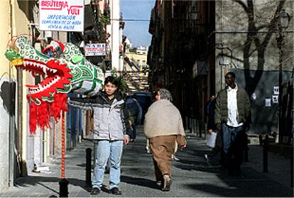 Tres vecinos de Lavapiés de distintas culturas, la pasada semana en el barrio madrileño.