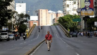 Un peatón camina por una carretera desierta durante la huelga convocada en Venezuela contra el presidente Nicolás Maduro, en Caracas.