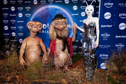 La modelo, entre su marido, Tom Kaulitz, y su hija, Leni. En 2018, poco después de empezar su relación, Kaulitz acudió junto a Klum a su fiesta de Halloween, ambos vestidos de Shrek y de la princesa Fiona. La modelo reconoció que estaba preocupada e incluso se sintió mal por él, por la dificultad del disfraz y el calor, pero que el músico se lo pasó estupendamente: "Le encantó. Está tan loco como yo", contó a la revista 'People'.